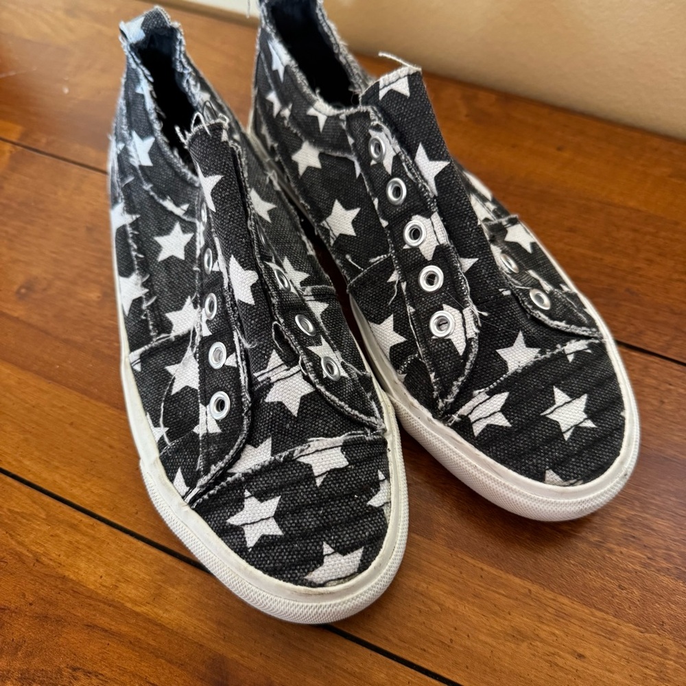 Corkys Black and White Star Distressed Look Sneakers Slip-On Casual Sz 6